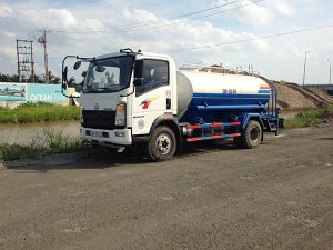 xe phun nước rửa đường howo