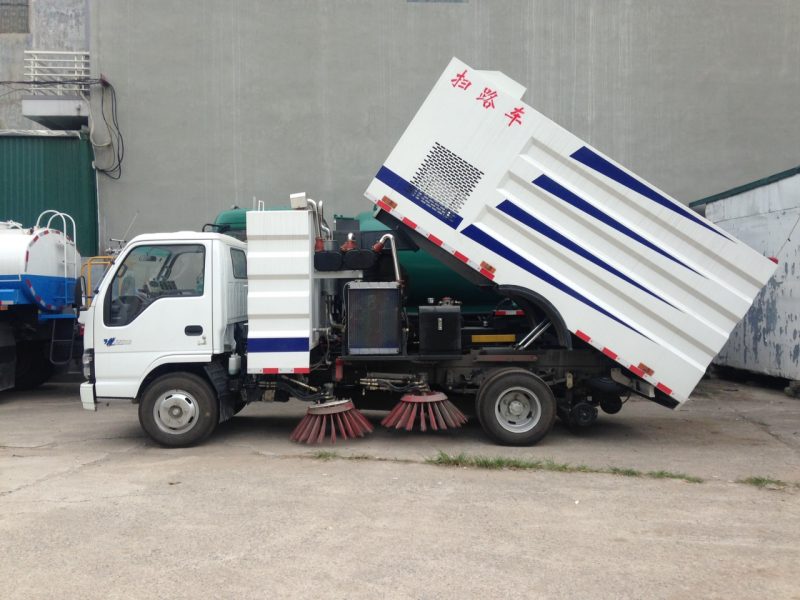 xe quét đường hút bụi isuzu 5 khối